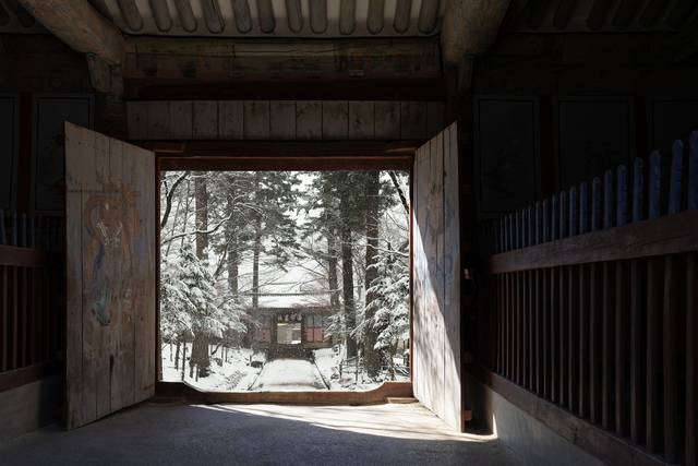 임창민 작, 'into a time frame Snow at Haeinsa Temple', Metal Print LED Monitor, 72X108cm, 2026. 갤러리분도 제공