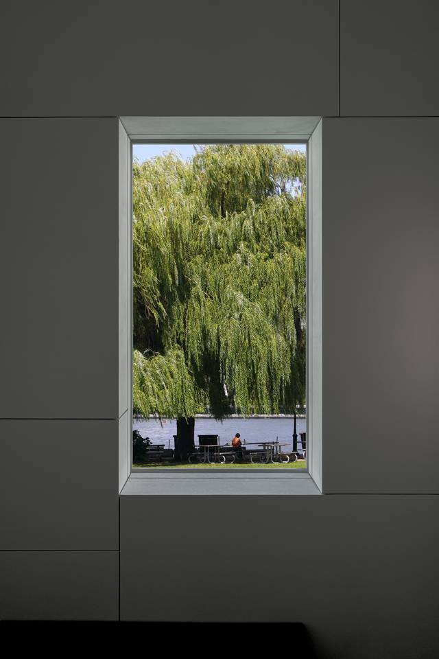 임창민 작, 'into a time frame Afternoon park view', Metal Print LED Monitor, 75X50cm, 2026. 갤러리분도 제공
