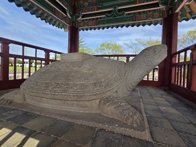 김인문묘 왼쪽에 무열왕릉 귀부와 비슷한 양식으로 다듬어진 귀부. 강시일 기자