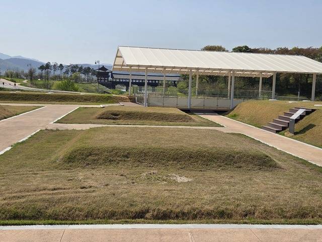 경주 인왕동의 인용사지 금당과 중문 사이에 위치한 동서탑지. 강시일 기자