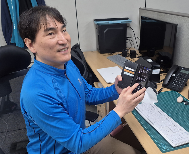 지난 17일 오전 대구 달서구 대구시각장애인복지관 컴퓨터 교육실에서 시각장애인 황인철씨가 챗GPT를 활용하는 모습을 보여주고 있다. 조윤화 기자