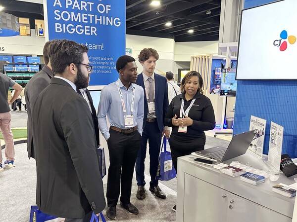 CJ대한통운 미국법인&nbsp;CJ로지스틱스 아메리카(CJLA)&nbsp;직원이 미국 애틀란타에서 개최된&nbsp;'MODEX 2026'&nbsp;참관객들에게 콜드체인 물류 서비스와&nbsp;AI&nbsp;기반 물류관리시스템을 설명하고 있다.[출처=CJ대한통운]