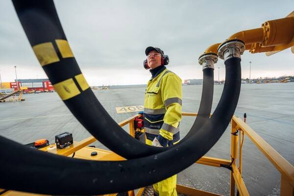 DHL과 IAG 카고가 약 2억4000만 리터 규모의 SAF 도입 계약을 체결했다.[출처=DHL]