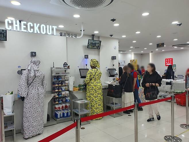 다이소 명동역점에서 외국인 관광객들이 계산을 하고 있다./사진=오진주 기자