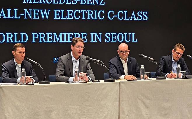 (왼쪽부터) 마티아스 바이틀, 메르세데스-벤츠 코리아 대표이사, 올라 칼레니우스 벤츠 그룹 AG 이사회 의장 겸 최고경영자(CEO), 요르그 부르저 메르세데스-벤츠 그룹AG 이사회 멤버 겸 최고기술책임자(CTO), 티아스 가이젠 메르세데스-벤츠 그룹 AG 이사회 멤버 겸 세일즈 & 고객 경험 총괄이 미디어 라운드 테이블에서 기자단 질의에 답변하고 있다.