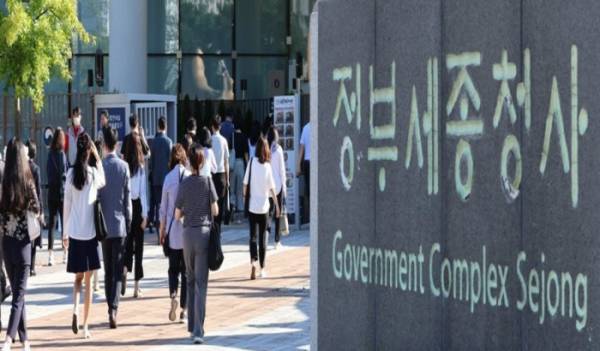 정부세종청사로 출근하는 공무원들의 모습.(사진제공=연합뉴스)