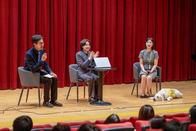 멘토링 토크 콘서트 ‘내 목소리가 길이 될 수 있어’ 패널 토크에 나선 김재원 아나운서(왼쪽부터), 서미화 국회의원, 허우령 아나운서. 넷플릭스 제공.