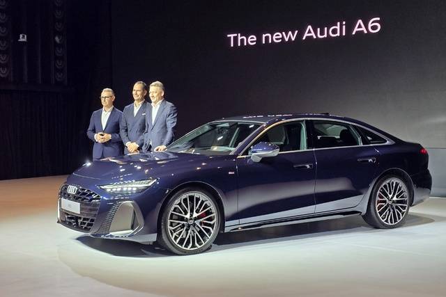 20일 서울 중구 반얀트리 클럽 앤 스파 서울 크리스탈볼룸에서 ‘A6 미디어 컨퍼런스’에서 아우디 관계자가 사진 촬영을 하고 있다. 김상욱 기자.