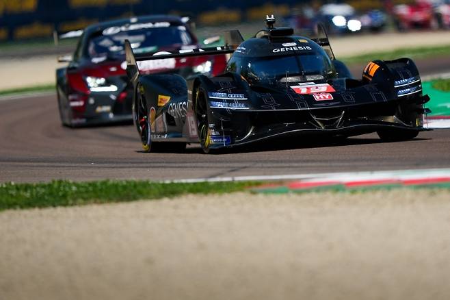 19일(현지시간) 이탈리아 이몰라 서킷에서 열린 2026 WEC 개막전에서 제네시스 마그마 레이싱 경주차 GMR-001이 데뷔 무대를 달리고 있다. 사진=제네시스