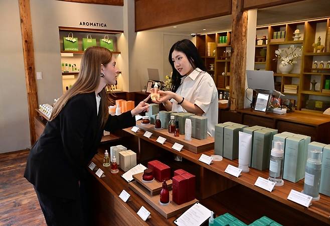 ▲서울 종로 북촌에 문을 연 한국의 전통적 감성의 아로마티카 플래그십 스토어 '아로마티카 북촌' 매장 내부 모습.사진=아로마티카