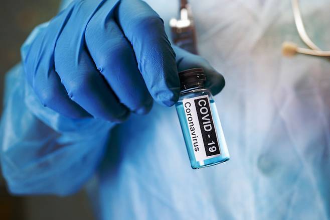 코로나19는 고위험군에게 여전히 치명적이며, 백신 미접종 시 신종 변이 '매미' 재감염 위험이 크다. 따라서 최신 백신 접종이 필수적이다. 이와 함께 철저한 손 씻기, 신속한 검사·치료, 증상 발현 시 격리 등 다층적 예방 수칙을 준수해야 확산을 막을 수 있다. /게티이미지뱅크