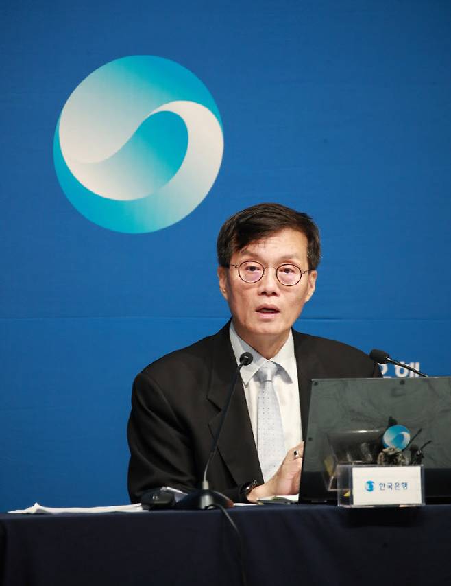 이창용 한은 총재가 통화정책방향 기자간담회에서 질문에 답하고 있다. 이 총재는 금통위원들의 3개월 내 금리전망을 도입하고, 이를 6개월 후 금리 수준으로 발전시켜 통화정책방향결정문에 포함시키는 등 시장에 선제적 안내(포워드가이던스)를 강화하기 위해 노력했다. (사진= 한국은행)