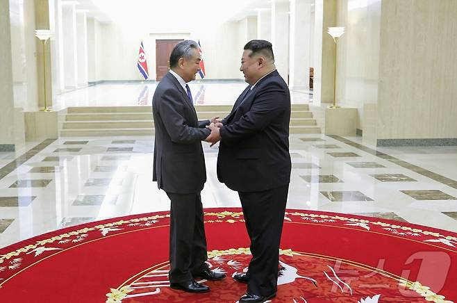 (평양 노동신문=뉴스1) = 김정은 북한 노동당 총비서가 지난 10일 평양에서 왕이 중국 외교부장을 접견하는 모습. [국내에서만 사용가능. 재배포 금지. DB 금지. For Use Only in the Republic of Korea. Redistribution Prohibited] rodongphoto@news1.kr