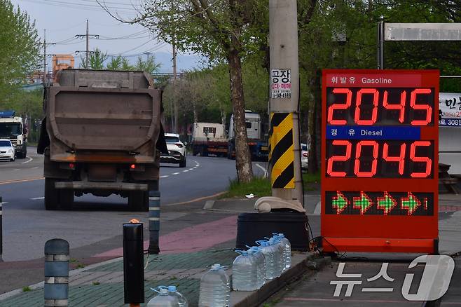 전국 평균 휘발유 가격이 2000원을 넘어선 가운데 20일 오전 경북 포항시 남구 철강공단에 있는 한 주유소에서 경유와 휘발유를 같은 가격에 판매하고 있다. 한국석유공사 유가정보시스템 오피넷에 따르면 3차 석유 최고가격제 시행 10일째인 19일 오전 9시 기준 리터(L)당 전국 휘발유 평균 가격은 전날 대비 0.42원 오른 2000.93원으로 집계됐다. 2026.4.20 ⓒ 뉴스1 최창호 기자