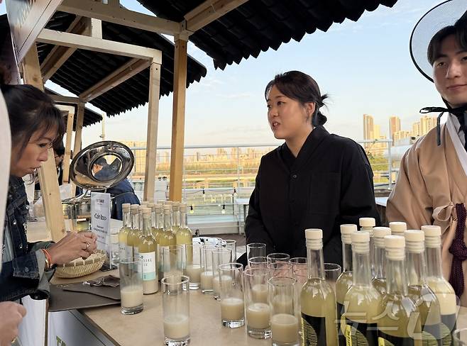 넷플릭스 흑백요리사에서 '윤주모'로 출연한 윤나라 셰프가 전통주를 선보이고 있다.ⓒ 뉴스1 윤슬빈 관광전문기자