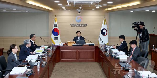 김종철 방송미디어통신위원장이 지난 10일 오전 경기도 과천시 정부과천청사 방송미디어통신위원회에서 열린 제1차 위원회 회의를 주재하고 있다. 이날 회의는 방송미디어통신위원회가 출범한지 6개월 만에 열리는 첫 전체회의이다. 2026.4.10 ⓒ 뉴스1 이광호 기자