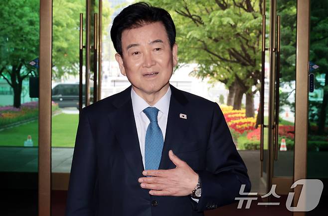 정동영 통일부 장관이 20일 오후 서울 종로구 정부서울청사에서 '북한 구성시 핵시설' 발언과 관련해 입장을 밝히고 있다. 2026.4.20 ⓒ 뉴스1 김명섭 기자