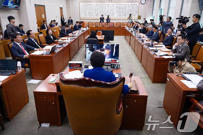 20일 서울 여의도 국회에서 열린 제434회 국회(임시회) 윤석열 정권 정치검찰 조작기소 의혹 사건 진상규명 국정조사특별위원회 제9차 전체회의에서 서영교 위원장이 의사봉을 두드리고 있다. 2026.4.20 ⓒ 뉴스1 유승관 기자