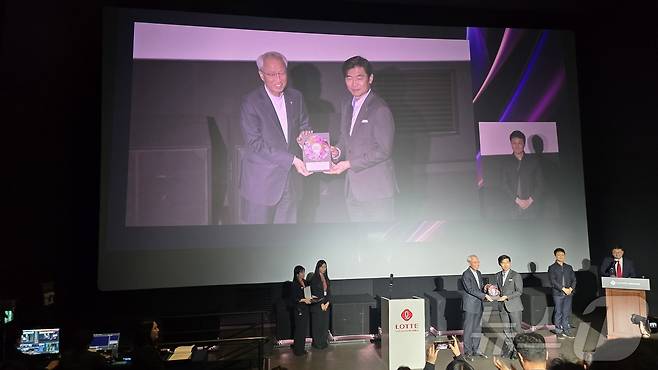 정형석 밀알복지재단 상임대표와 김종열 롯데컬처웍스 대표가 20일 '브릿지온 파트너스' 인증 위촉식을 갖고 있다.  ⓒ 뉴스1 최소망