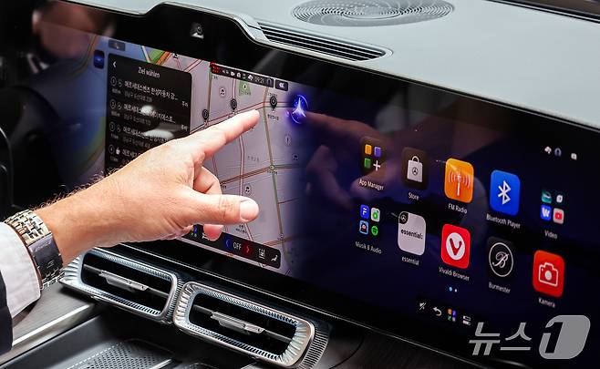 20일 서울 강남구 안다즈 서울강남에서 열린 메르세데스-벤츠의 신차 공개 행사에 세계 최초로 공개되는 ‘디 올-뉴 일렉트릭 C클래스’가 전시되어 있다. ‘디 올-뉴 일렉트릭 C클래스’는 벤츠 글로벌 시장 주요 제품 C클래스의 순수 전기차 모델로 기존 C클래스가 가진 우아함과 주행 성능을 전동화 플랫폼에 그대로 녹여 내면서도 최신 IT 기술에 민감한 한국 소비자들의 눈높이에 맞춘 혁신적인 기술력을 대거 선보일 것으로 알려졌다. 2026.4.20 ⓒ 뉴스1 김진환 기자