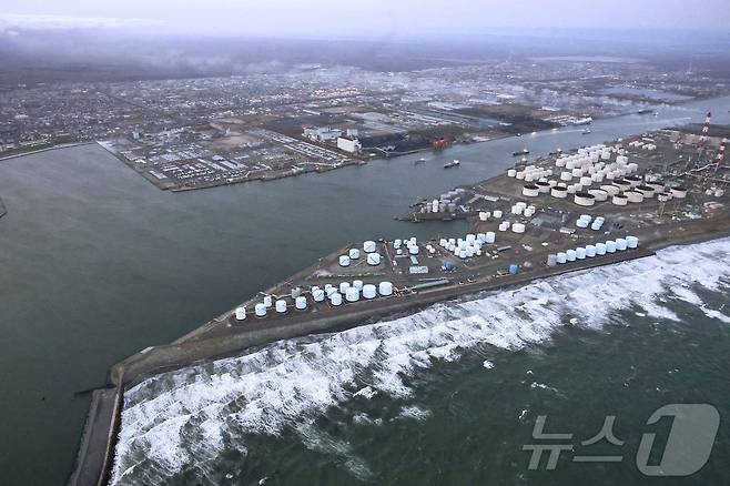 20일 일본 혼슈 도호쿠 앞바다에서 규모 7.5 강진 발생 후 쓰나미 경보가 발령된 일본 홋카이도 도마코마이 해안선의 모습. 2026.4.20 ⓒ 로이터=뉴스1