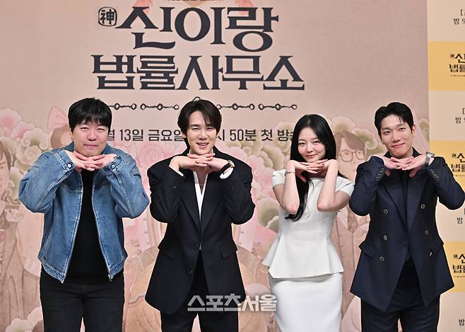 신중훈 감독, 유연석, 이솜, 김경남(왼쪽부터)이 11일 서울 목동 SBS에서 열린 금토드라마 ‘신이랑 법률사무소’ 제작발표회에서 포즈를 취하고 있다.  2026. 3. 11. 최승섭기자 thunder@sportsseoul.com