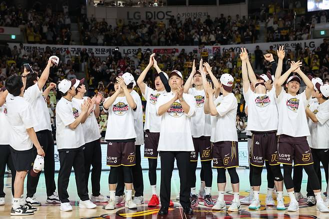 LG 선수단이 5일 창원체육관에서 열린 2025~2026 LG전자 프로농구 정규리그 KCC전 이후 정규리그 우승 세리머니를 하고 있다. 사진 | KBL