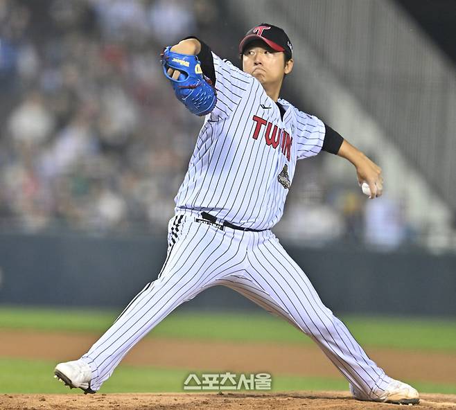 LG 선발투수 송승기가 14일 서울 잠실구장에서 열린 2026 KBO리그 롯데전에서 역투하고 있다. 잠실 | 최승섭기자 thunder@sportsseoul.com