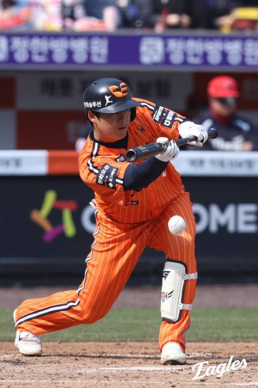 한화 노시환이 11일 대전 한화생명 볼파크에서 열린 2026 KBO리그 정규시즌 KIA전에서 희생번트를 대고 있다. 사진 | 한화 이글스