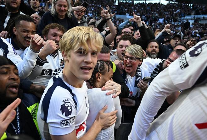 시몬스와 세리머니 중인   베리발    로이터<저작권자(c) 연합뉴스, 무단 전재-재배포, AI 학습 및 활용 금지>