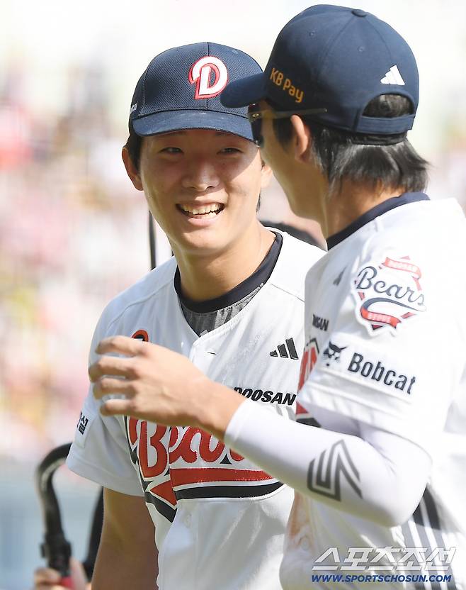 19일 서울 잠실구장에서 열린 KIA-두산전. 6회초를 삼자범퇴로 막은 최민석이 활짝 웃고 있다. 잠실=정재근 기자 cjg@sportschosun.com/2026.4.19/