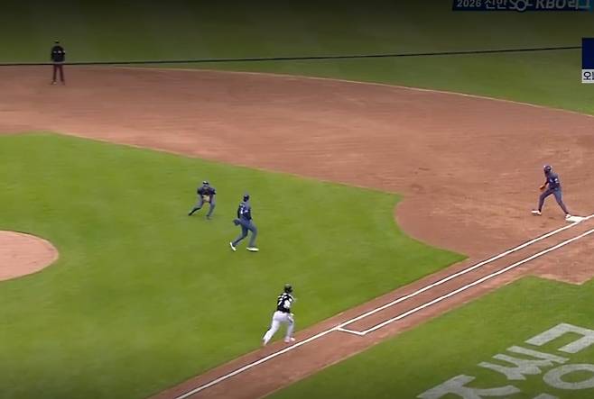 1루 커버를 들어가고 있는 원태인. 3루주자 위치를 확인할 수 없는 자세였다. 

출처=중계화면