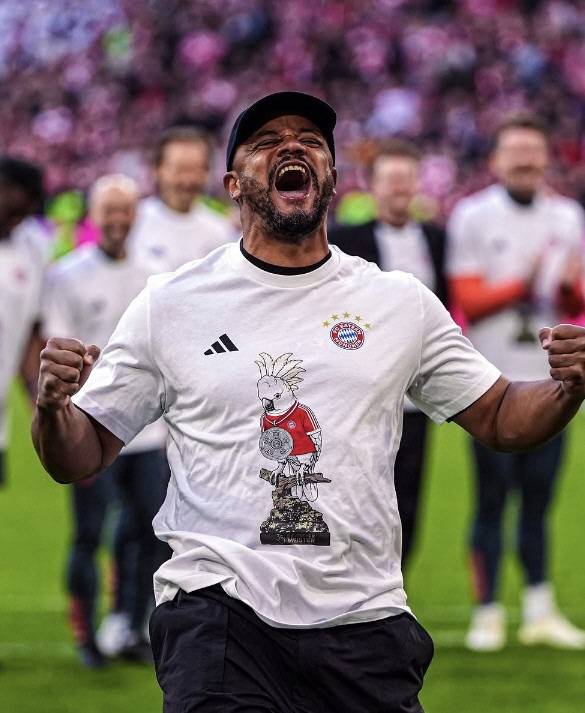 우승한 후 세리머니하는 콤파니 감독    캡처=바이에른 뮌헨 SNS