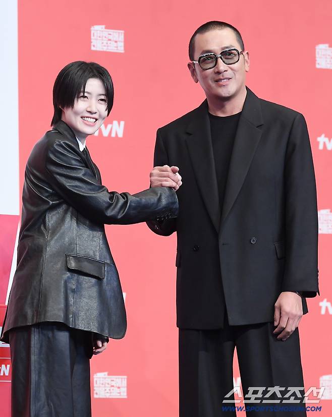 tvN 드라마 '대한민국에서 건물주 되는 법' 제작발표회가 9일 오후 서울 구로구 더링크호텔에서 열렸다. 하정우와 심은경이 포즈 취하고 있다. 정재근 기자 cjg@sportschosun.com/2026.3.9/