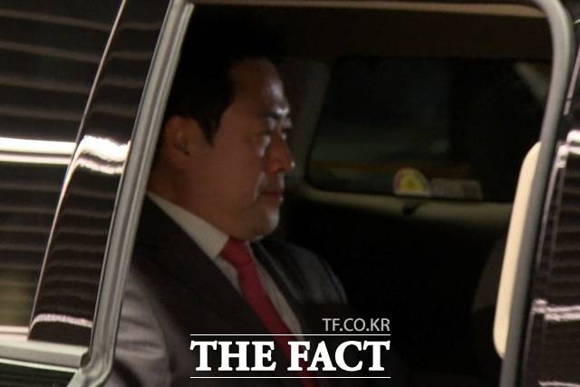 방미 일정을 마친 국민의힘 장동혁 대표가 20일 새벽 인천국제공항 2터미널을 통해 귀국하며 차량에 몸을 실었다. /인천국제공항=김기범 기자