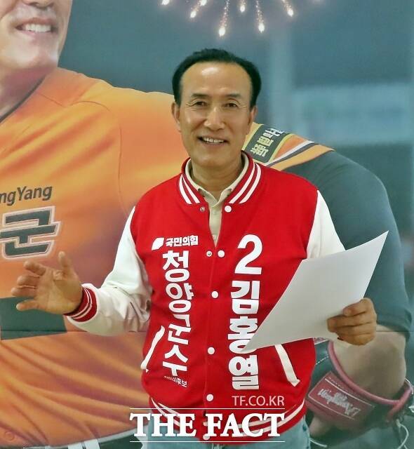 김홍열 예비후보가 구원투수를 상징하는 현수막앞에서 파이팅을 외치고 있다. /김형중 기자