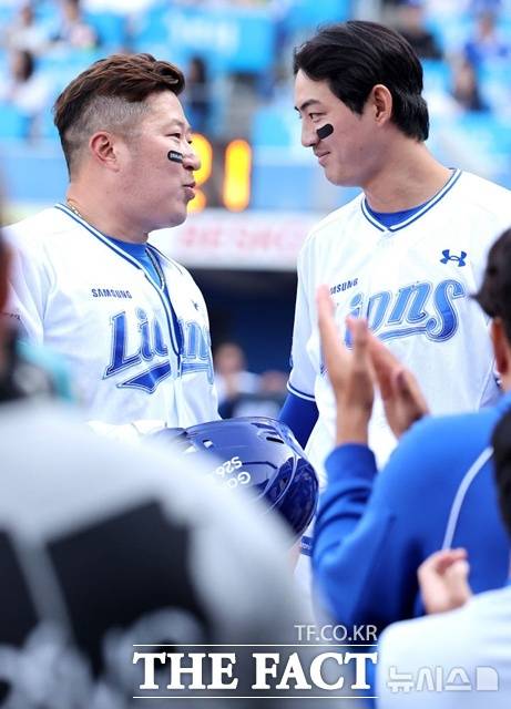 구자욱(오른쪽)은 최형우가 삼성 라이온즈로 컴백하는데 큰 역할을 한 것으로 알려져 있다. 구자욱이 더그아웃으로 들어오는 최형우를 맞이하고 있다. /뉴시스