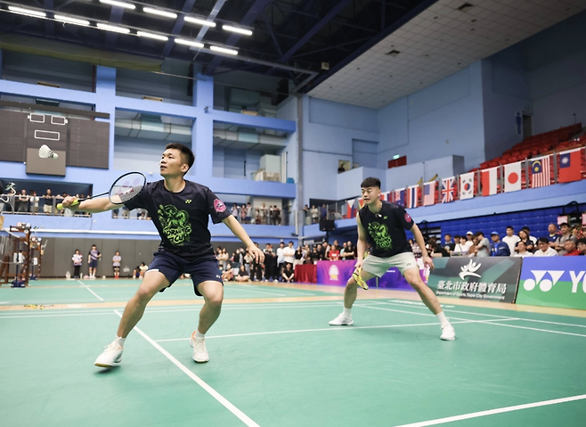 올림픽 배드민턴 남자복식 2연패를 달성한 왕치린(오른쪽)과 리양이 모닝컵에서 시범 경기를 하고 있다. 리양 페이스북