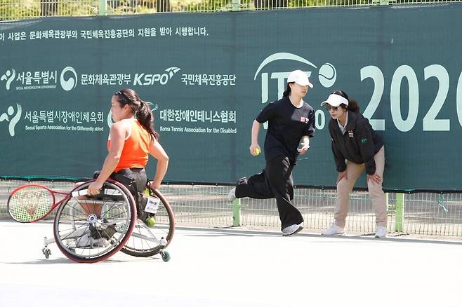 국민대 자원봉사 학생이 볼 퍼슨으로 활동하고 있다. 테니스코리아