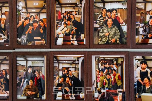 tvN 프로그램 '보검매직컬'에 나온 미용실안 사진액자 / 사진_투어코리아 유지훈 기자