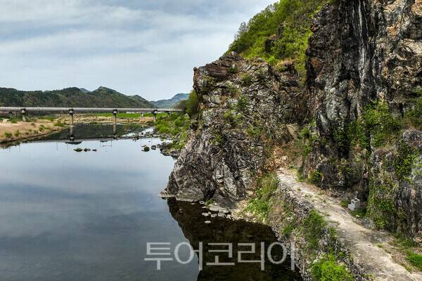 직접 바위를 쪼아 만든 '질마바위 길' 모습 / 사진_투어코리아 유지훈 기자