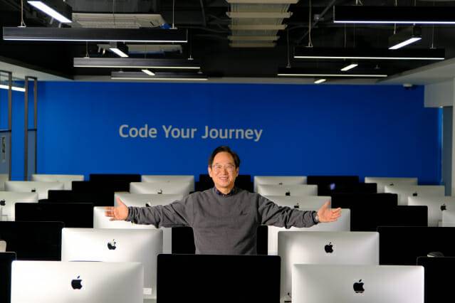 김두현 학장이 교육장소에서 두팔을 활짝 벌리고 있다. 학장 부임 후 3CAP라는 인재상을 만들었다.