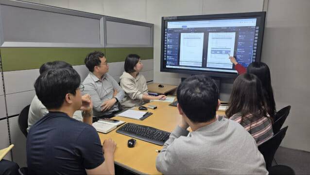 엔에스이 연구진이 협업 플랫폼 '베리' 기능을 검토하고 있다.(사진=엔에스이)