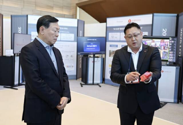 신동빈 롯데 회장(왼쪽)이 롯데케미칼의 'AI 기반 컬러 예측 시스템'에 대한 설명을 듣고 있다. (제공=롯데지주)
