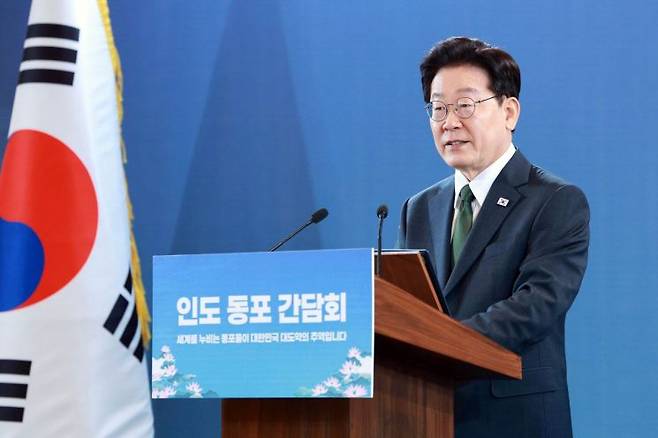 인도를 국빈 방문 중인 이재명 대통령이 19일(현지시간) 뉴델리의 한 호텔에서 열린 동포만찬간담회에서 인사말을 하고 있다. 연합뉴스