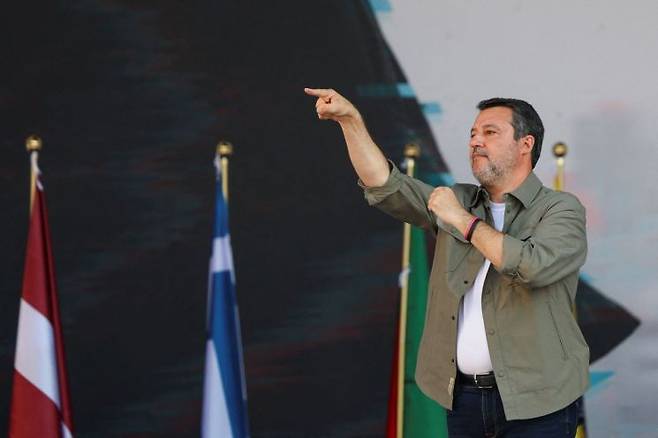 18일(현지시간) 이탈리아 밀라노에서 이탈리아 민족주의 정당 '동맹'의 대표인 마테오 살비니 부총리 주도로 대규모 집회가 열렸다. 로이터연합뉴스