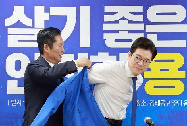 정청래 더불어민주당 대표가 17일 서울 용산구 민주당 강태웅 용산구청장 후보 선거사무소에서 열린 현장 최고위원회의에 참석해 민주당 정원오 서울시장 후보에게 당 점퍼를 입혀주고 있다. 연합뉴스