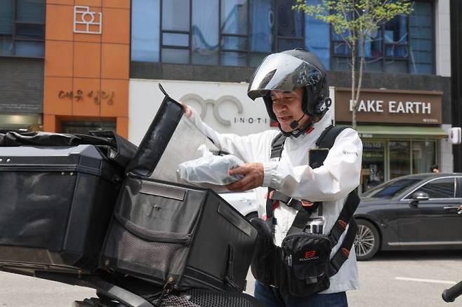 김진태 국민의힘 강원도지사 후보가 19일 강원 원주에서 음식 배달을 직접 하고 있다. 김진태 국민의힘 강원도지사 후보 캠프