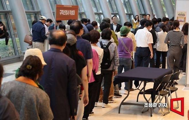2024년 10월15일 서울 여의도 FKI타워에서 열린 '2024 희망 행복 미래 취업박람회'에서 구직자들이 취업 상담을 받기 위해 줄을 서고 있다.