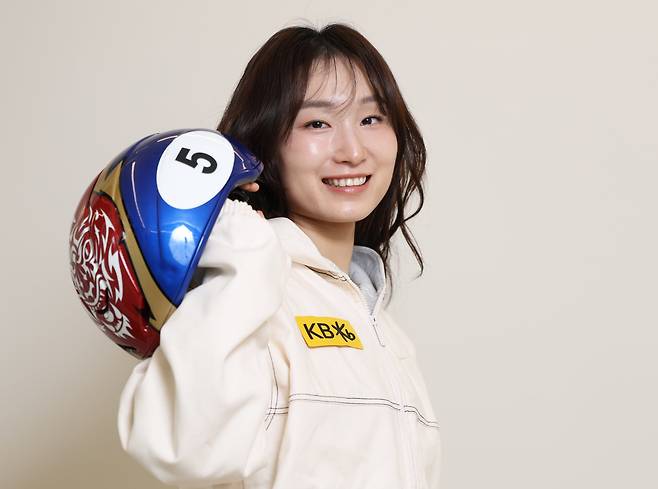 국가대표선발전을 압도적 1위로 마무리한 최민정 선수는, 빙판 위 냉정하고 침착한 표정과 달리 인터뷰 내내 밝게 웃었다. 자신보다 '강적'이라 느낀 선수가 누구였느냐고 묻자 "김연경, 김연아 선수"라고 했다.  /장경식 기자